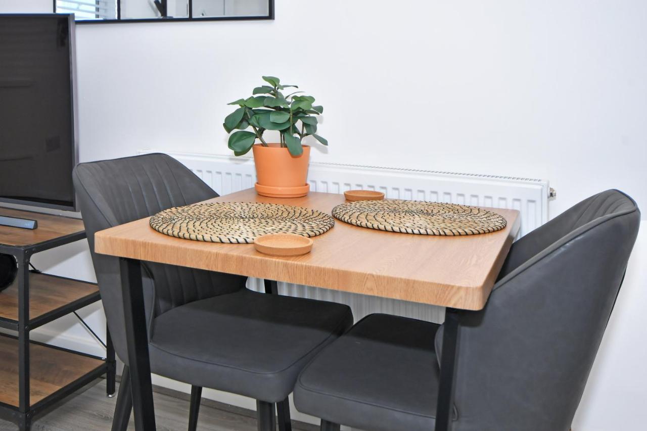 Fen House, Stunning One Bed House, Perfect For A Couple Or Business Professional Visiting Staffordshire! *